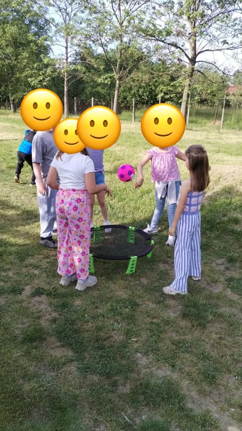 Djevojčice igraju spikeball s ružičastom loptom